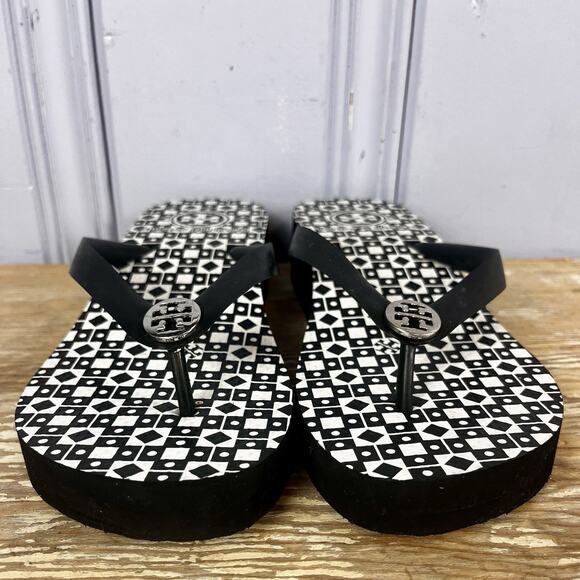 Tory Burch Wedge Platform Flip Flops Sz 8 Sandals Black White Geometric Resort - Picture 2 of 12